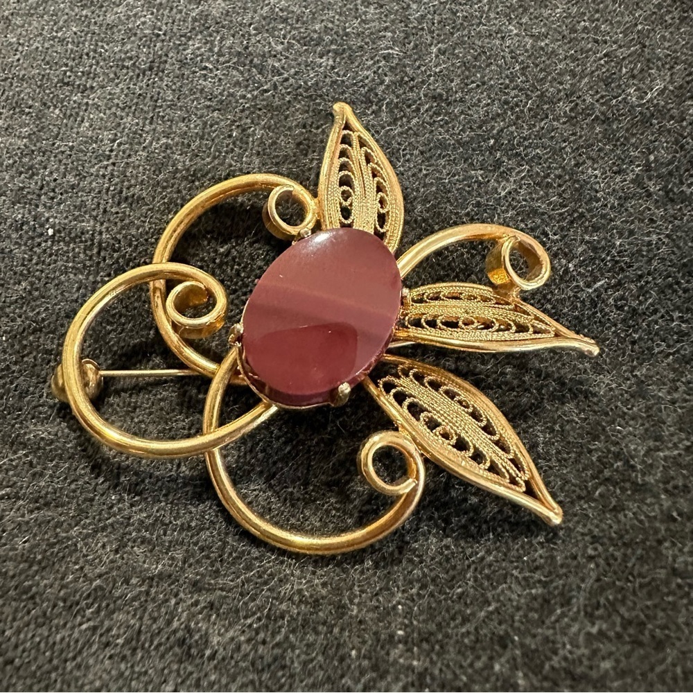 Vintage Filigree Gold Colored Floral Brooch With Plum Stone Center - Picture 5 of 5